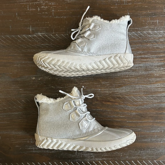 Disney X Sorel | Out N About plus Frozen - Picture 2 of 6